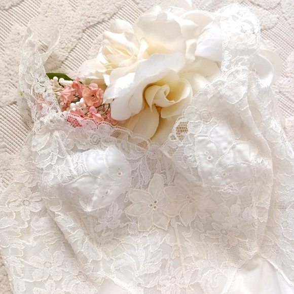 GORGEOUS, UNWORN VINTAGE BRIDAL "MUNSINGWEAR" LACE SLIP! SZ 32. - Picture 15 of 16